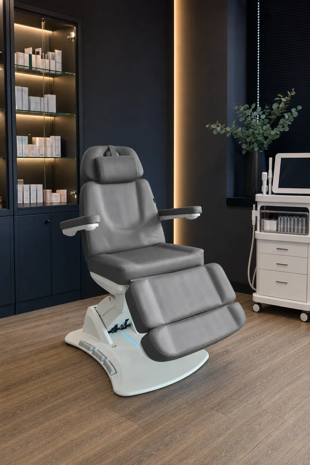Fotel ASPROMUS 2403 w granatowym gabinecie premium z podświetlanymi półkami
